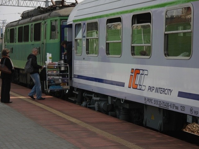 Teraz poranny ekspres do Warszawy przejeżdża jedynie przez Brzeg zatrzymując się tylko w dwóch opolskich miastach: Opolu i Kędzierzynie-Koźlu.