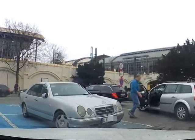 W sieci pojawił się filmik, na którym widać jak mocno poirytowany prawdopodobnie obywatel Francji (auto było na francuskich numerach) chciał wyładować złość na wrocławskim taksówkarzu. Zdenerwował się tym, że nie mógł przejechać obok tarasującej mu wyjazd taksówki. FILM - KLIKNIJ DALEJ