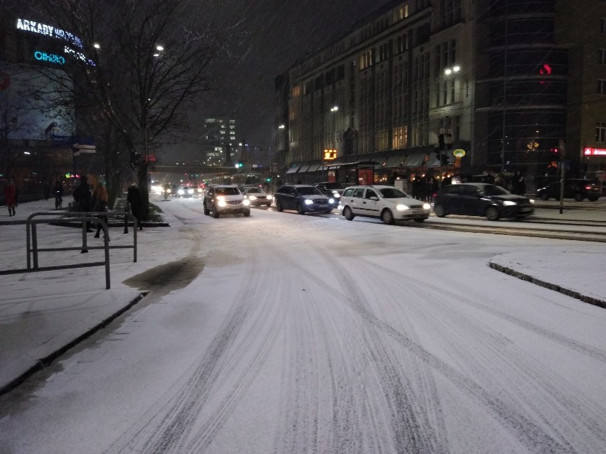 Sypnęło śniegiem we Wrocławiu. Momentalnie zrobiło się biało (ZDJĘCIA)