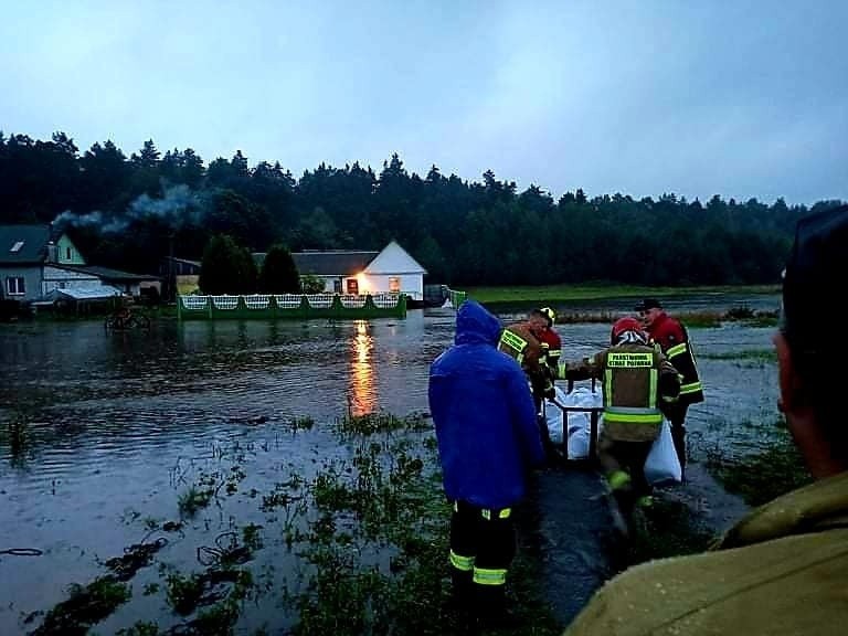 Wielka woda w gminie Bodzentyn. Zalane wsie. Trzeba było ewakuować starszego mężczyznę (ZDJĘCIA)