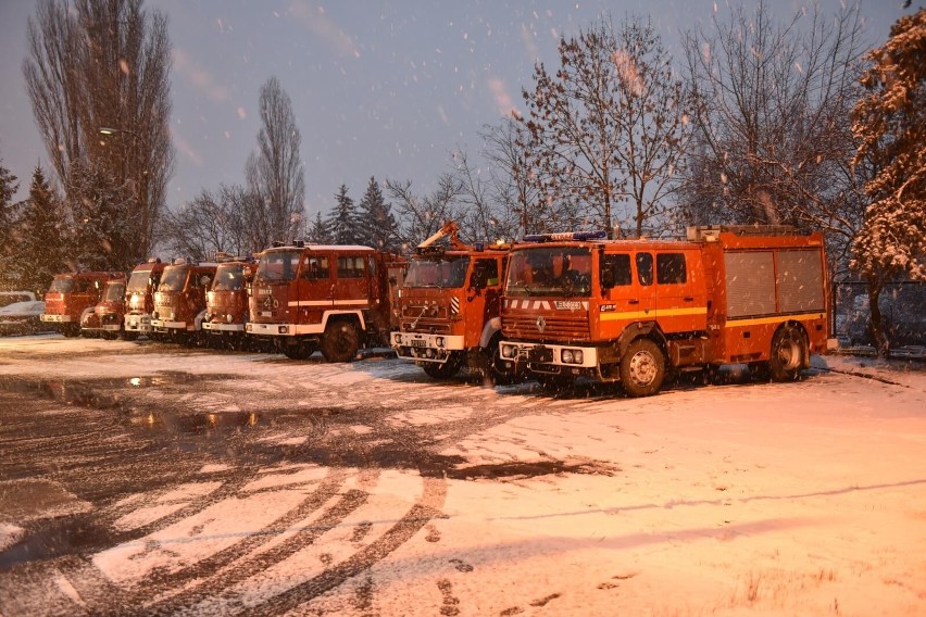 Wozy bojowe łódzkich strażaków pojechały na Ukrainę ZDJĘCIA