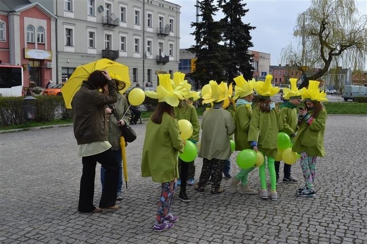 Uczestnicy ubrani byli w kolorowe elementy. Dominowały...