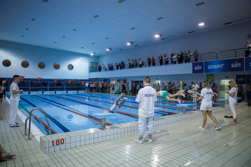 WOŚP 2018. Serduszkowe zawody pływackie w Tarnowie [ZDJĘCIA]