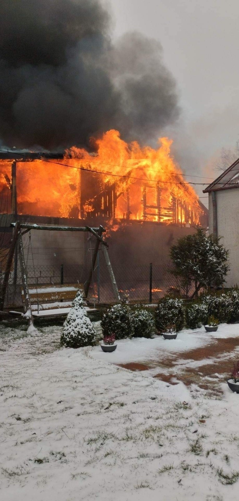 Strażak z OSP Raszujka stracił dom w pożarze. Wraz z rodziną zamieszkał w lokalu zastępczym. Do pożaru doszło 3.12.2022