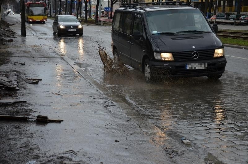 Wrocław - miasto kałuż, wystarczył mały deszcz. Co z odszkodowaniem, gdy ochlapie nas auto?