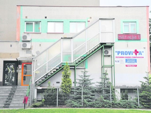 Przychodnia "Provita", która realizuje badania stażystów z Urzędu Pracy, wprowadziła zakaz przebywania na jej terenie osób towarzyszących pacjentom