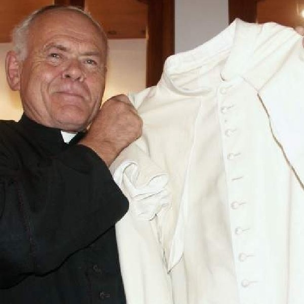 Kustosz rokitniańskiego sanktuarium z dumą pokazuje papieskie szaty