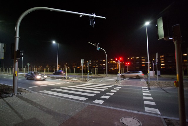 Chodzi o przejście dla pieszych z sygnalizacją świetlną, które zlokalizowane jest na wysokości ul. Kulczyńskiego, nieopodal Szkoły Podstawowej nr 10.