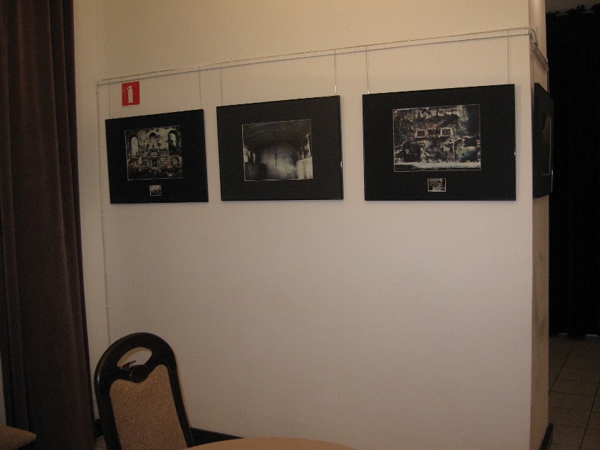 Ściana w technice gumy. Nowa wystawa fotografii w Resursie Obywatelskiej w Radomiu