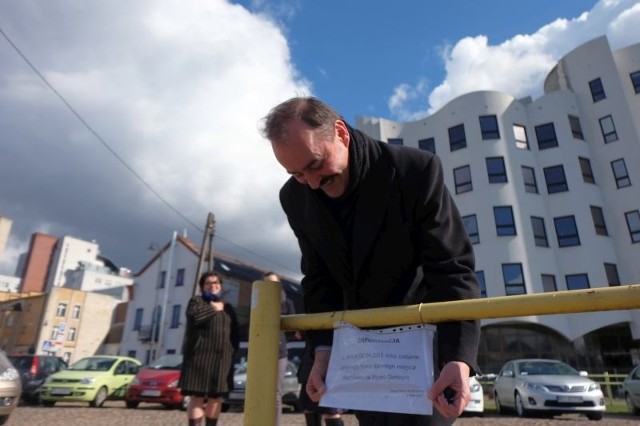 Andrzej Ostrowski, dyrektor Zarządu Mienia Komunalnego w Białymstoku przypomina kierowcom, o zabraniu aut z Rynku Kościuszki przed 2 kwietnia