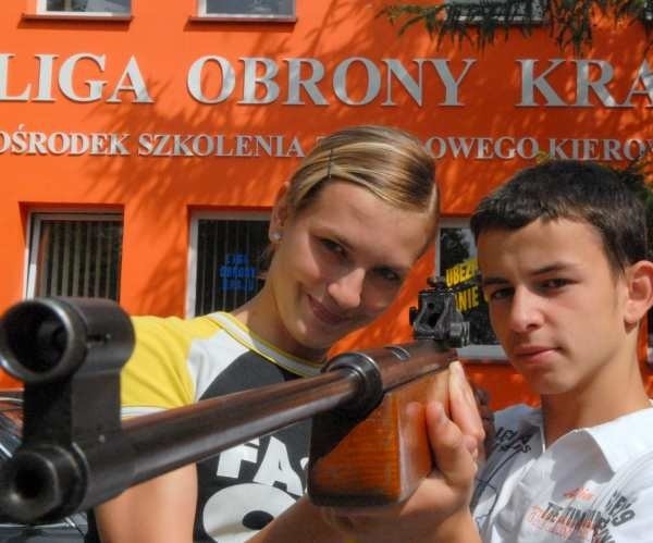- Strzelanie z kbks-u szłoby nam lepiej, gdybyśmy mieli je gdzie ćwiczyć - uważają Otylia Babicz i Jacek Bogacki z dębnowskiego liceum