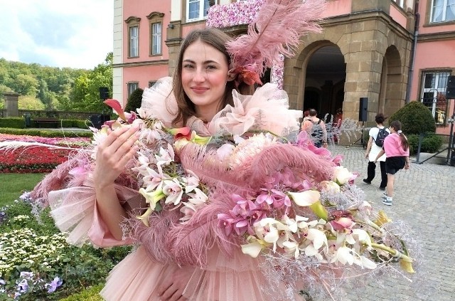 Od kilku lat na każdym Festiwalu Kwiatów i Sztuki pojawiają się modelki w sukniach wykonanych z kwiatów. Nie mogło ich zabraknąć także podczas tegorocznej edycji.