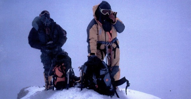 Tadeusz Kudelski ( z lewej) z Ryszardem Pawłowskim na szczycie Mount Everestu. Zdjęcie zrobił Jacek Masełko z Kanady. W wyprawie uczestniczyli jeszcze Barbara Batko z Warszawy i Witold Szylderowicz z Zielonej Góry, którzy nie weszli na szczyt.