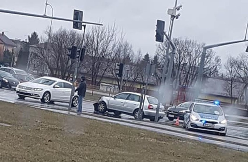 Audi uderzyło przodem w prawy bok radiowozu