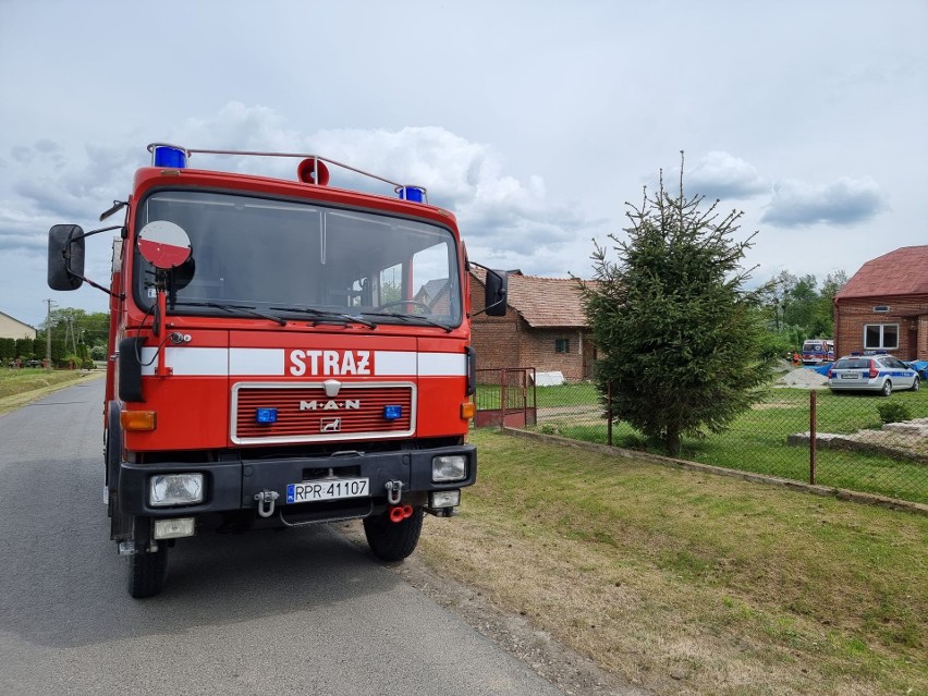 Dramat w miejscowości Aksmanice pod Przemyślem. Ciągnik rolniczy wpadł do rowu. Traktorzysta nie żyje [ZDJĘCIA]