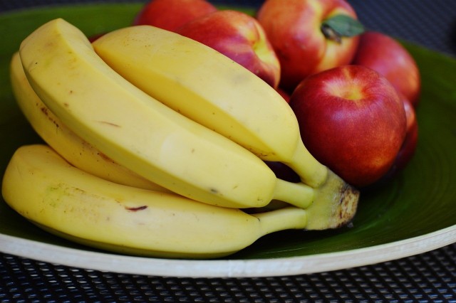 Banany są pyszne, aromatyczne i zdrowe. Z bananów przygotujesz pyszne i szybkie ciasto, tak zwany chlebek bananowy, koktajle z dodatkiem mleka i innych owoców, placuszki, muffinki, a nawet chipsy z bananów.Zobacz, na jakie schorzenia pomagają banany i kto powinien włączyć te owoce do codziennej diety ►