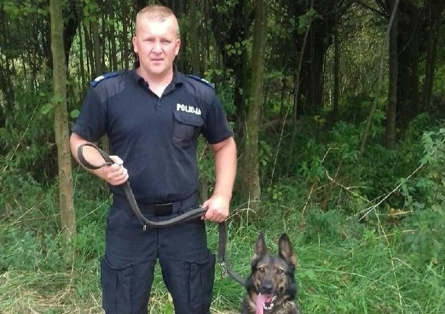 Sierżant sztabowy Roberta Nalepa z buskiej policji ze swoim służbowym psem Ziną
