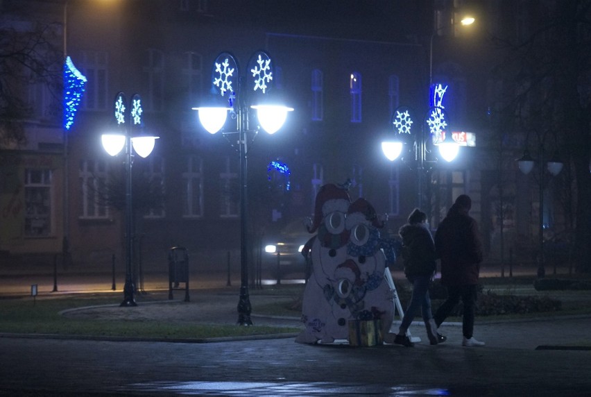 W Kruszwicy świąteczna iluminacja zdobi miejscowy Rynek, a...