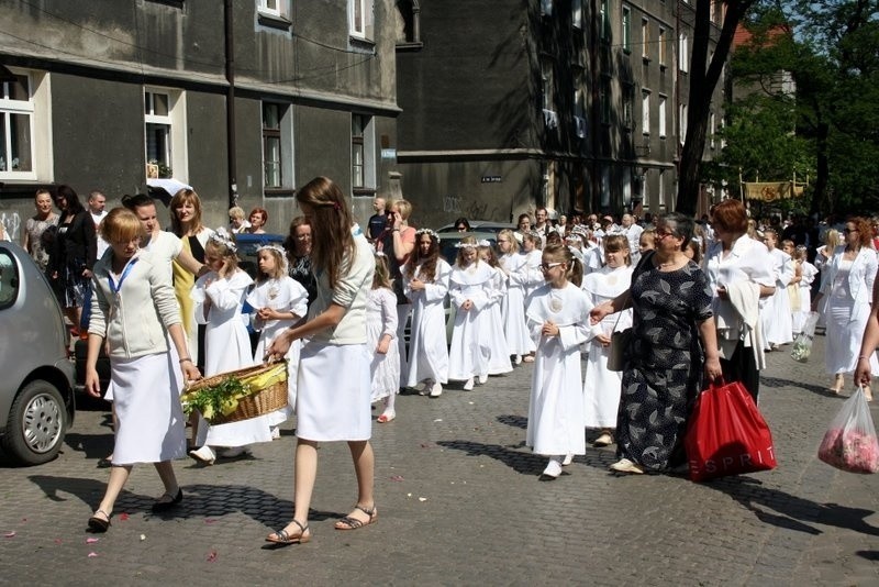 Boże Ciało 2014 w Zabrzu: procesja z kościoła św.Anny w...