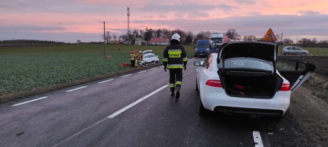 Dwie osoby ucierpiały w wypadku dziś rano (3.01.2022) w Klęczkowie