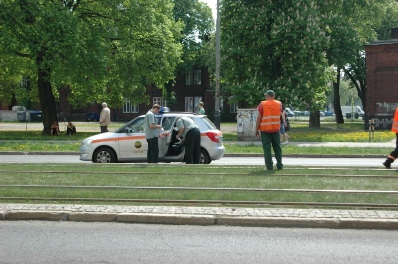 Grunwaldzka: Tramwaj uderzył w samochód ekipy koszącej...
