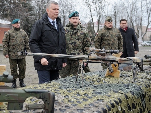 Minister Tomasz Siemoniak dokonał przeglądu sprzętu i uzbrojenia przemyskiego batalionu.