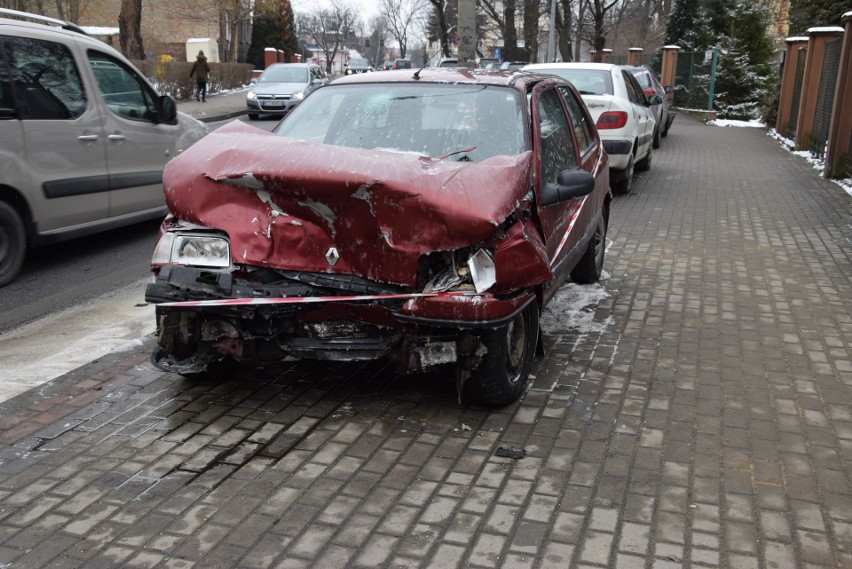 Tarnów. Dwa wypadki na Narutowicza. Zabrakło karetek i dwoje rannych trzeba było zawieźć do szpitala wozem strażackim