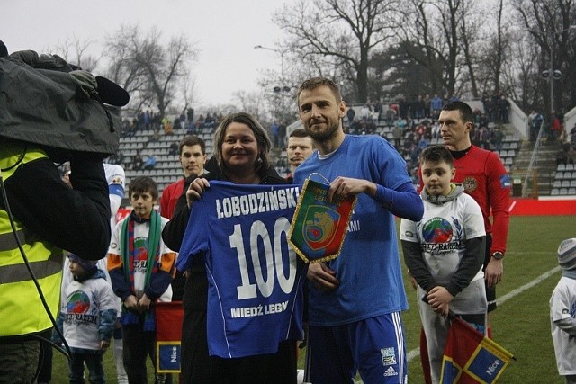 Martyna Pajączek z piłkarzem Wojciechem Łobodzińskim