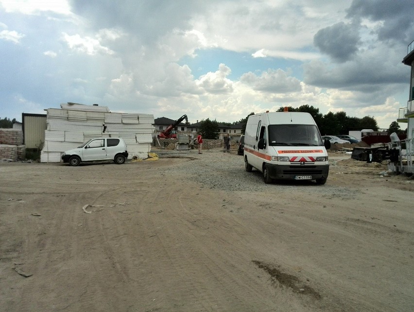 Wrocław: Koparka uszkodziła gazociąg. Ewakuacja przy Bazyliowej (ZDJĘCIA)