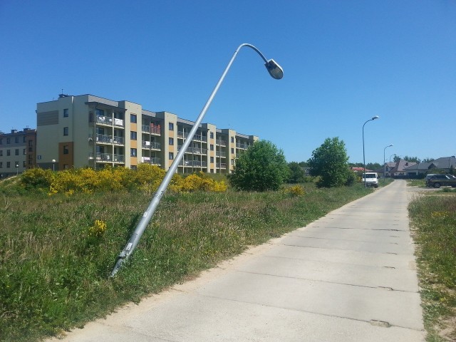 Latarnia przy ul. Szarmacha jest przechylona już od kilku tygodni. Sprawą zajmie się Zarząd Infrastruktury Miejskiej.