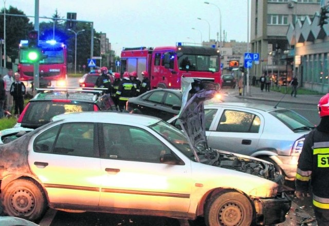 24-latek wjechał w cztery samochody na skrzyżowaniu w Kielcach. Ranne zostały trzy osoby.