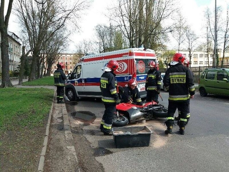 Wypadek motocyklisty w centrum Łodzi. Dwie osoby ranne [FILM, zdjęcia]
