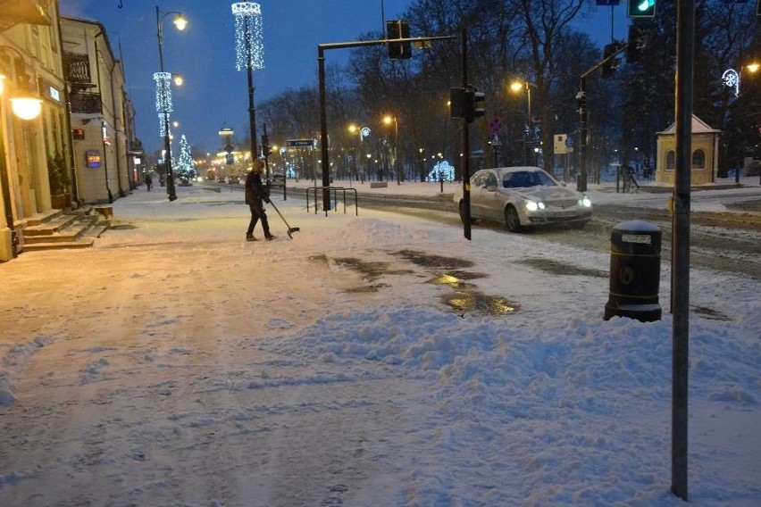 Atak zimy w Podlaskiem 2018. Śnieg zasypał drogi i chodniki. Są pierwsze wypadki i kolizje [ZDJĘCIA]
