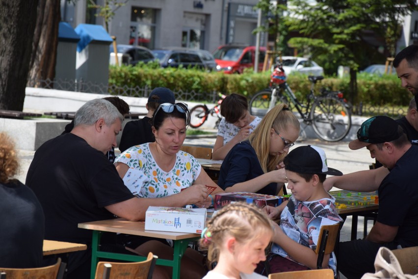 Mieszkańcy Częstochowy grają w planszówki. Gry planszowe opanowały plac Biegańskiego