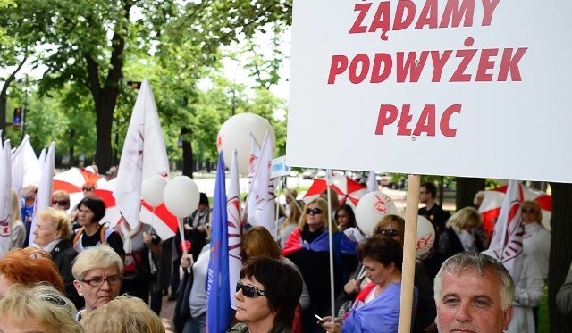 Związek Nauczycielstwa Polskiego odrzucił najnowsze propozycje Ministerstwa Edukacji Narodowej w sprawie zmian wynagrodzeń. Samorządy szykują się do strajku nauczycieli.