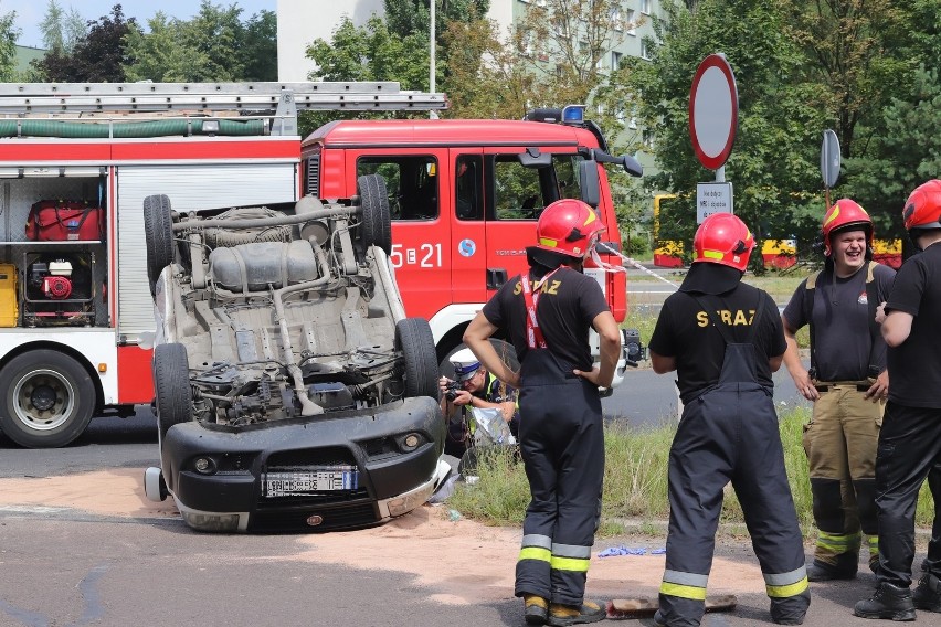 Groźny wypadek na Przybyszewskiego w Łodzi. Dachowanie samochodu dostawczego. Jedna osoba ranna ZDJĘCIA