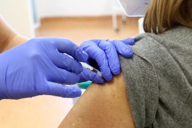 Centralny Szpital Kliniczny Uniwersytetu Medycznego w Łodzi poinformował w poniedziałek (18 stycznia), że wstrzymuje wszystkie zaplanowane szczepienia na koronawirusa zaplanowane od tego dnia - do końca bieżącego tygodnia. Przyczyną jest brak dostaw szczepionki.