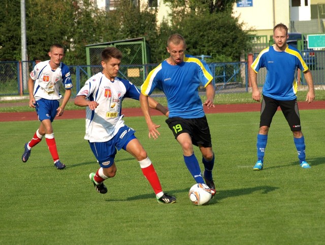 Napastnik Gromu Arkadiusz Piskorski (nr 19) w pojedynku z Jakubem Wituckim