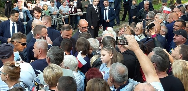 W czwartek, 5 września, prezydent Andrzej Duda ponownie odwiedzi nasz region. Podczas wizyty prezydent spotka się w Sianowie z mieszkańcami.Aktualizacja 15.25Sianów, na miejsce wizyty prezydenta przybyli już pierwsi mieszkańcy. Spotkanie rozpoczyna się w parku w Sianowie o godzinie 16.30.Aktualizacja 15.45Do parku w Sianowie przybywa coraz więcej mieszkańców.Aktualizacja 15.50W parku miejskim gromadzi się coraz więcej mieszkańców,  którzy czekają na przyjazd prezydenta Andrzeja Dudy. W tej części czas wypełnia występ zespołu Jarosława Barowa z Teatru Variete Muza w Koszalinie.Aktualizacja 16.25Prezydent wkrótce powinien pojawić się w Sianowie.Aktualizacja 16.32Prezydent Andrzej Duda przyjechał do parku w Sianowie.Aktualizacja- Cieszę się że mogę stać tuż państwem i powiedzieć dziękuję za to wielkie dzieło upamiętniające postawy patriotyczne - mówił prezydent Andrzej Duda nawiązując do Powstania Warszawskiego.Przyjechał punktualnie o 16.30 i rozpoczęło się spotkanie w parku.  Trwa wystąpienie.  Prezydent mówi o 500 plus I innych programach wprowadzonych przez rząd.Aktualizacja 17.05Wystąpienie trwało kwadrans, teraz czas na zdjęcia z mieszkańcami.(MAS)