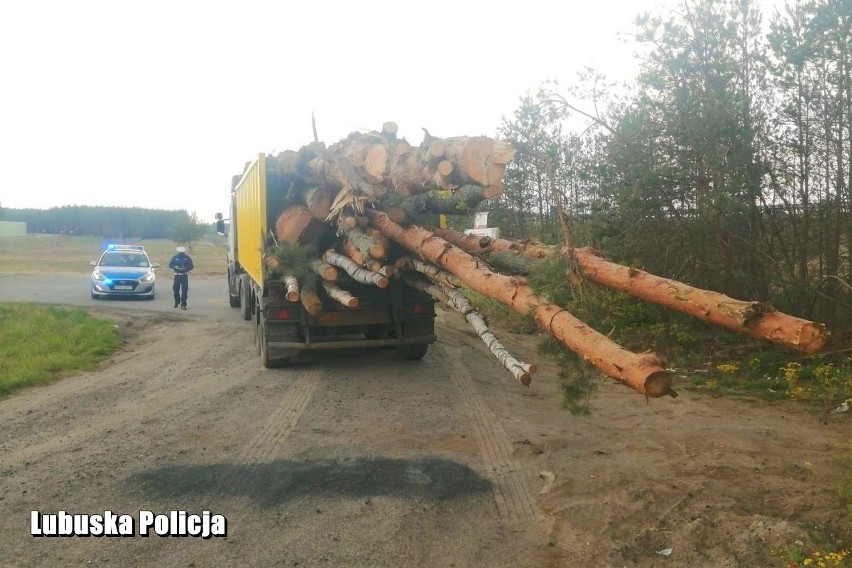 42-latek, jadąc samochodem ciężarowym z naczepą przewoził...