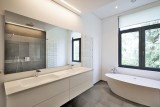 Łazienka w minimalistycznym stylu – pomysły i inspiracje