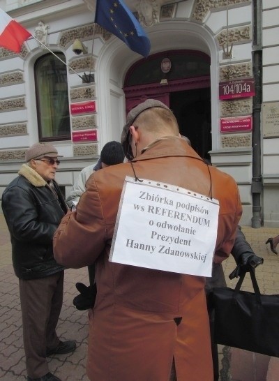 Organizatorzy referendum twierdzą, że zebrali już "grubo ponad 50 tys. podpisów".