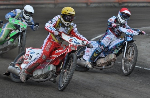 Piotr Pawlicki (z lewej) broni tytułu mistrza Europy juniorów. Duńczyk Nicklas Porsing będzie jego jednym z najtrudniejszych rywali  w sobotnim finale na opolskim torze.