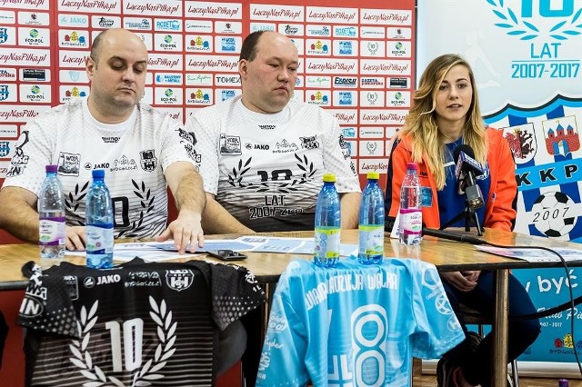 Od lewej: prezes Szymon Kowalik, trener Adam Góral i zawodniczka KKP Bydgoszcz Magdalena Kałuzińska.
