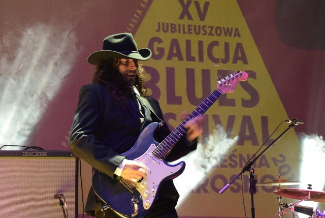 Opowieścią o płytach gramofonowych Piotr Kowalski rozpoczął drugi dzień XV Galicja Blues Festival. Później sceną zawładnęli Makar & Children of the Corn i czołowa słowacka formacja Kiero Grande. Hasłem przewodnim piątkowego koncertu był "Pociąg do Texasu", dlatego wieczór upłynął pod znakiem muzyki z pogranicza USA i Meksyku. Nie zabrakło tex-mex, americany i energicznego, współczesnego blues-rocka. Twoja przeglądarka nie obsługuje IFrame