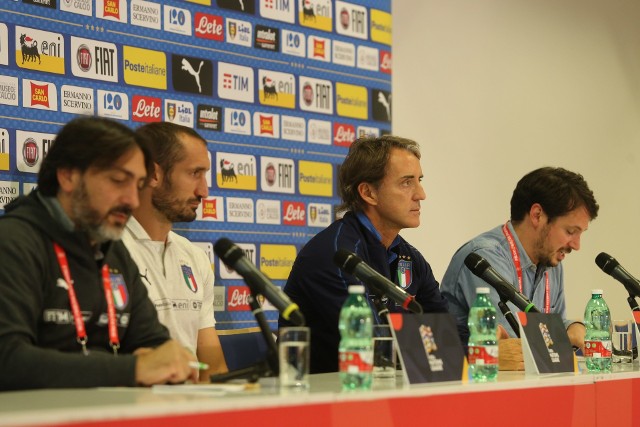 Z dziennikarzami na konferencji prasowej spotkali się selekcjoner Roberto Mancini i kapitan reprezentacji Włoch Giorgio Chiellini