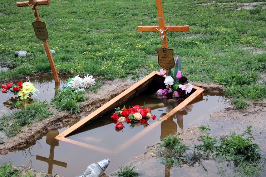 Ulewne deszcze na Dolny Śląsku sprawiły, że wiele grobów na...