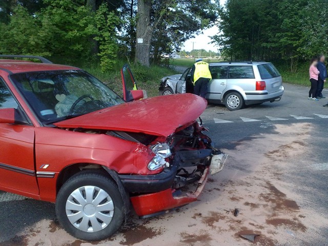 Do wypadku doszło kilka minut po godzinie 17 na drodze krajowej 11 Szczecinek - Piła. Zderzył się opel z volkswagenem. Trzy osoby trafiły do szpitala.