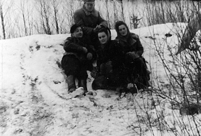 Zima 1944-45. Zdjęcie robione przez fotografa z Mszczonowa,...