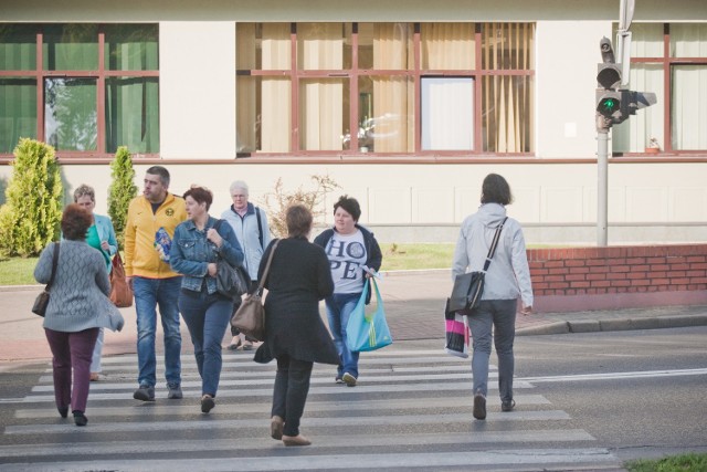 W straży miejskiej dowiedzieliśmy się, że funkcjonariusze wystawiają rocznie najwyżej kilkanaście mandatów za przechodzenie na czerwonym świetle. Najczęściej kończy się na pouczeniu.